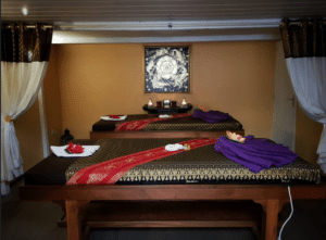 Espace privatif pour massage en couple à Lyon, deux lits de massage préparés pour une expérience détente à deux.